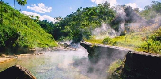 Nhiệt độ của dòng sông lúc nào cũng duy trì ở mức nhiệt cao, thậm chí có thể lên đến hàng trăm độ C. Ảnh: Internet