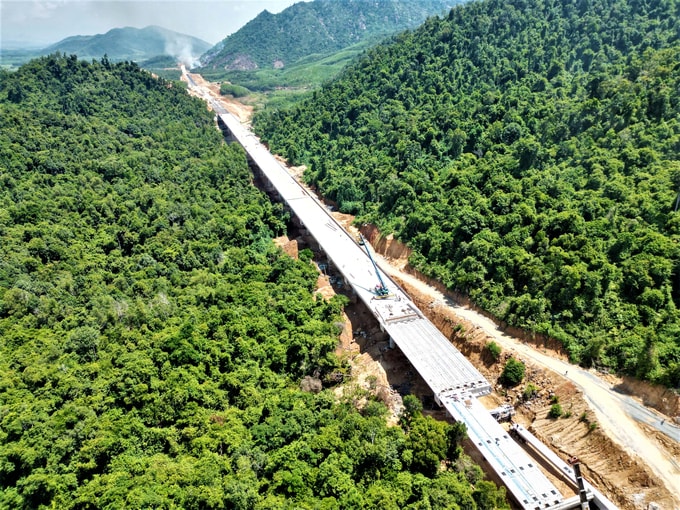 Cầu Khánh Bình là cây cầu dài nhất, lớn nhất dự án cao tốc Vân Phong - Nha Trang. Ảnh: Báo Giao Thông