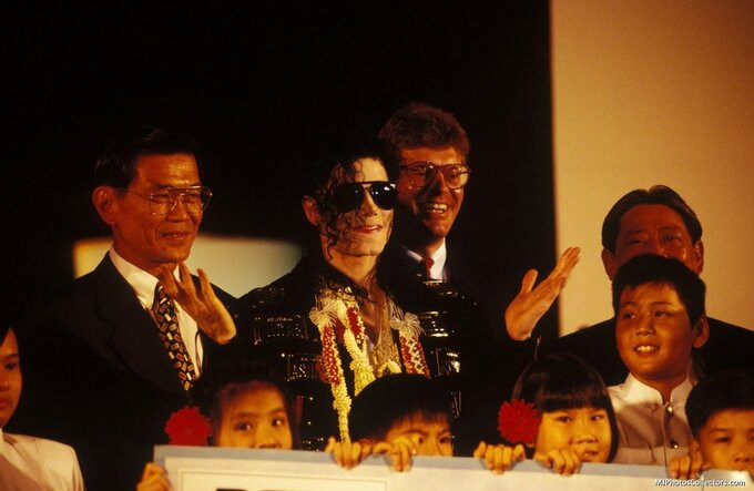 Michael Jackson trong họp báo tại Thái Lan năm 1993. Ảnh: Internet