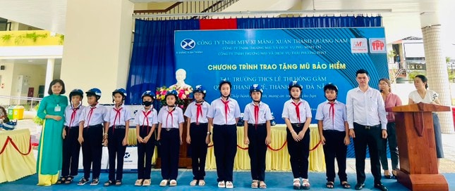 Xi măng Xuân Thành tặng hơn 3.000 mũ bảo hiểm cho các em học sinh nhân dịp năm học mới ảnh 3