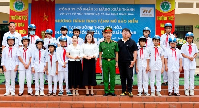 Xi măng Xuân Thành tặng hơn 3.000 mũ bảo hiểm cho các em học sinh nhân dịp năm học mới ảnh 2