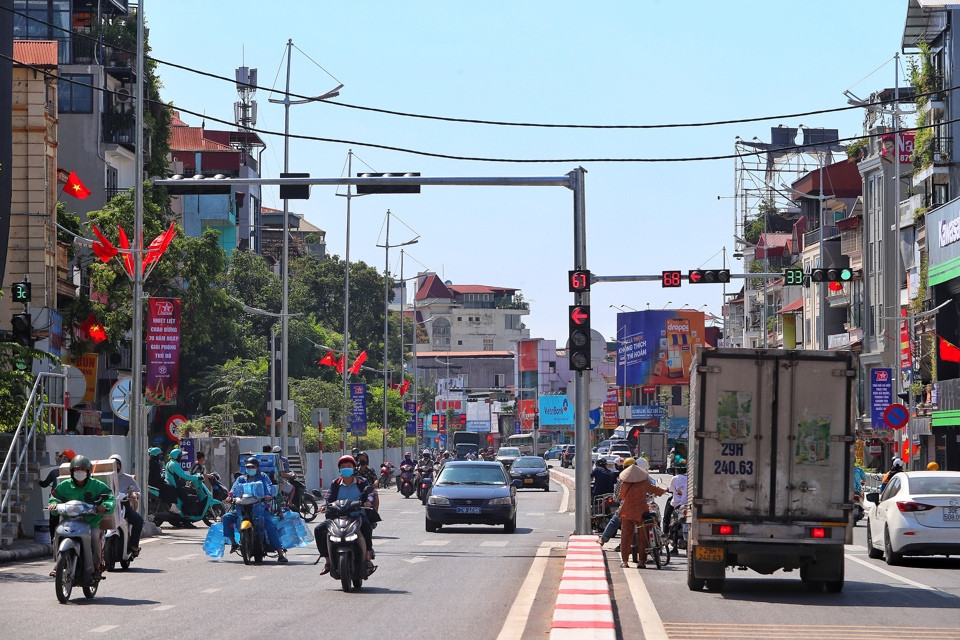 Hệ thống đèn giao thông, biển báo, sơn kẻ vạch,... cũng đã được lắp đặt đầy đủ.