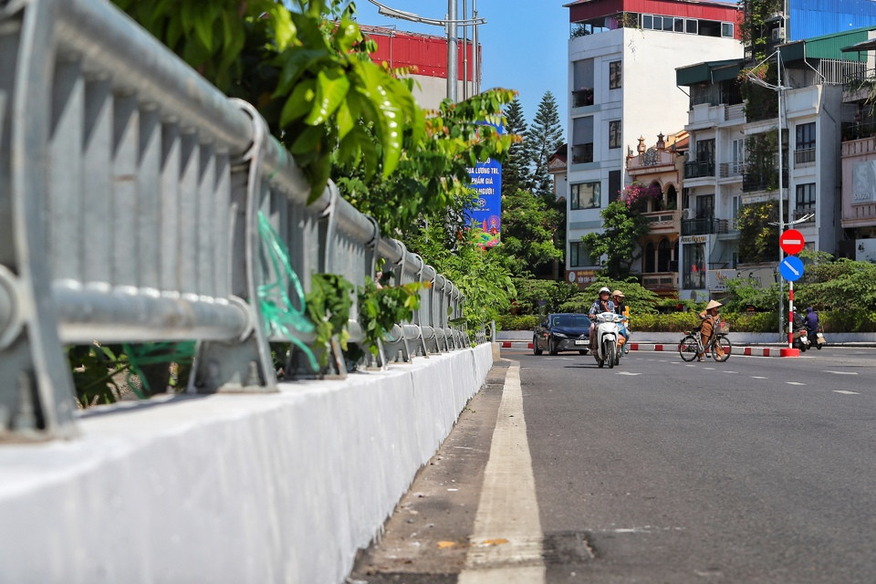 Sau khi thông xe, tuyến đường Âu Cơ đã trở nên thông thoáng hơn. Tình trạng ùn tắc vào buổi sáng đã được giải quyết hiệu quả, các phương tiện di chuyển dễ dàng trên làn đường rộng. 