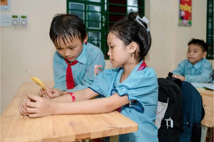 Các học sinh Làng Nủ đón nhận những chia sẻ, động viên từ các bạn ở Trường Marie Curie. Ảnh: Trần Tùng/Báo Thanh Niên