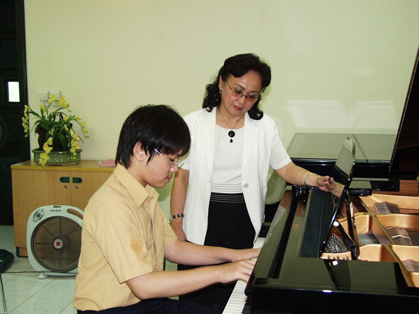 GS Trần Thu Hà cùng học trò Lưu Hồng Quang - một trong số những nghệ sĩ piano xuất sắc của Việt Nam đã đạt nhiều giải thưởng quốc tế danh giá. Ảnh: Internet