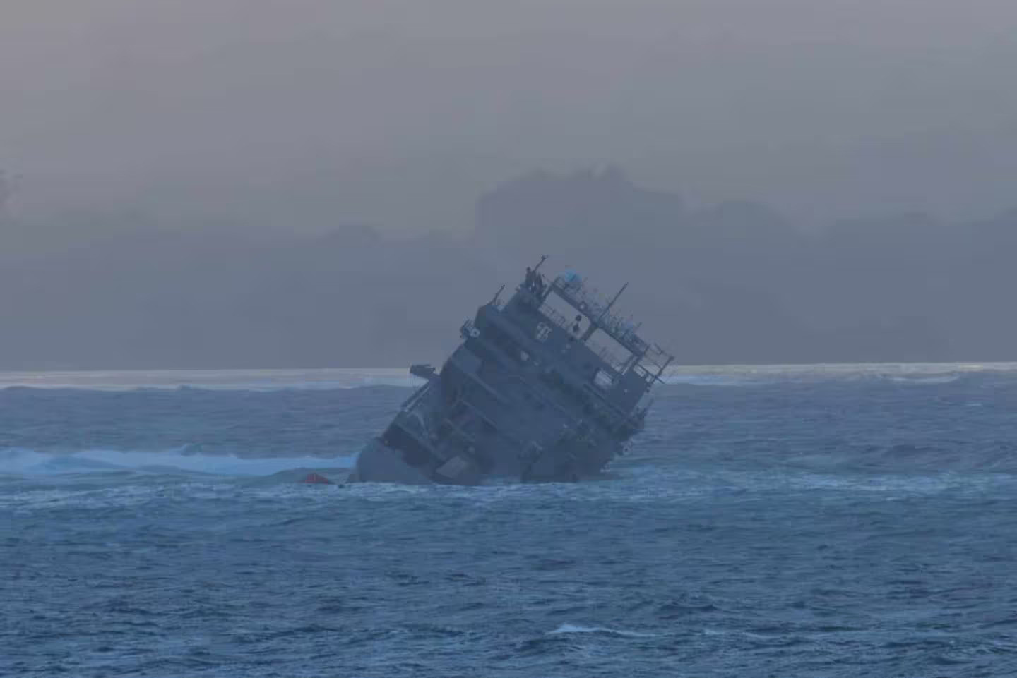 Tàu HMNZS Manawanui của Hải quân Hoàng gia New Zealand mắc cạn gần Samoa vào đêm 5/10. Ảnh: Profile Boats