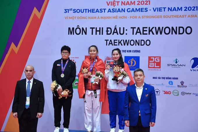 Nguyễn Thị Hương nhận HCV Taekwondo SEA Games 31 dành cho hạng cân hạng 73kg nữ. Ảnh: Internet