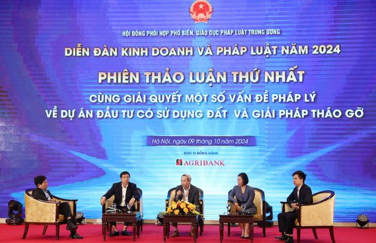 Doanh nghiệp 'đau đầu' vì một khâu của dự án cần tới hàng chục con dấu, thủ tục nhiều như 'mê hồn trận'