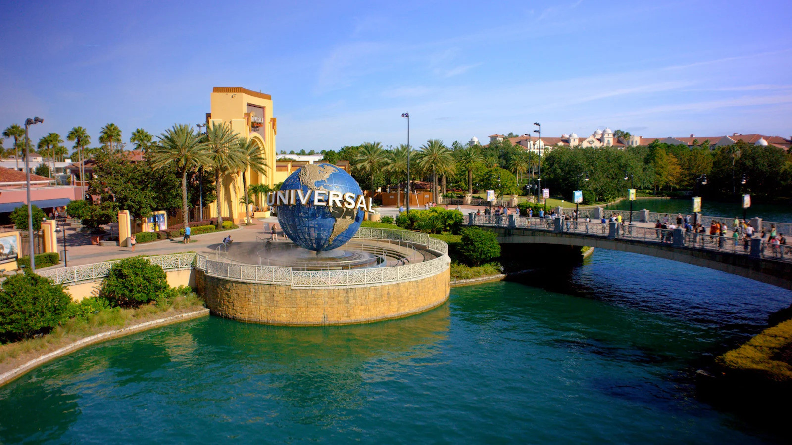 Universal Orlando - một công viên giải trí khác cũng nằm trong vùng chịu ảnh hưởng của siêu bão - cũng buộc phải đưa ra quyết định tạm đóng cửa