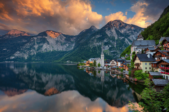 Hallstatt là một trong những thị trấn lâu đời nhất châu Âu, mang vẻ đẹp như bước ra từ chuyện cổ tích. Ảnh: Internet