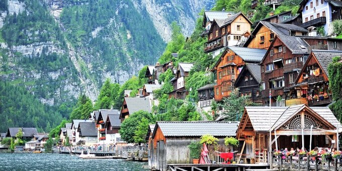 Trải qua bao thăng trầm lịch sử, Hallstatt vẫn giữ được nét quyến rũ nguyên vẹn của những ngôi nhà thờ cổ, nhà gỗ và các lâu đài thời Trung cổ với lối kiến trúc độc đáo. Ảnh: Internet