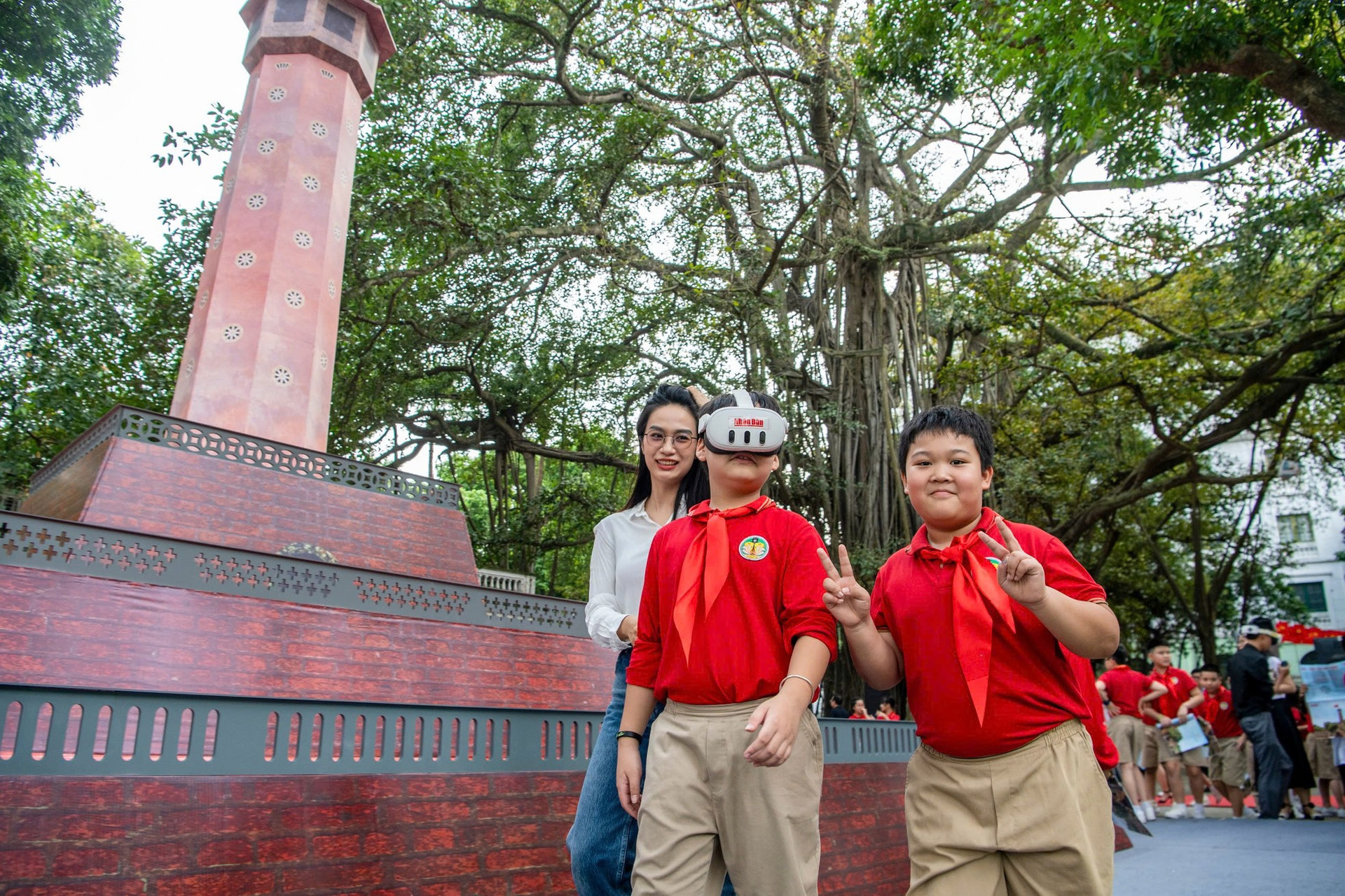 Chủ tịch Hà Nội trải nghiệm công nghệ tại triển lãm tương tác Cột cờ Hà Nội ảnh 6