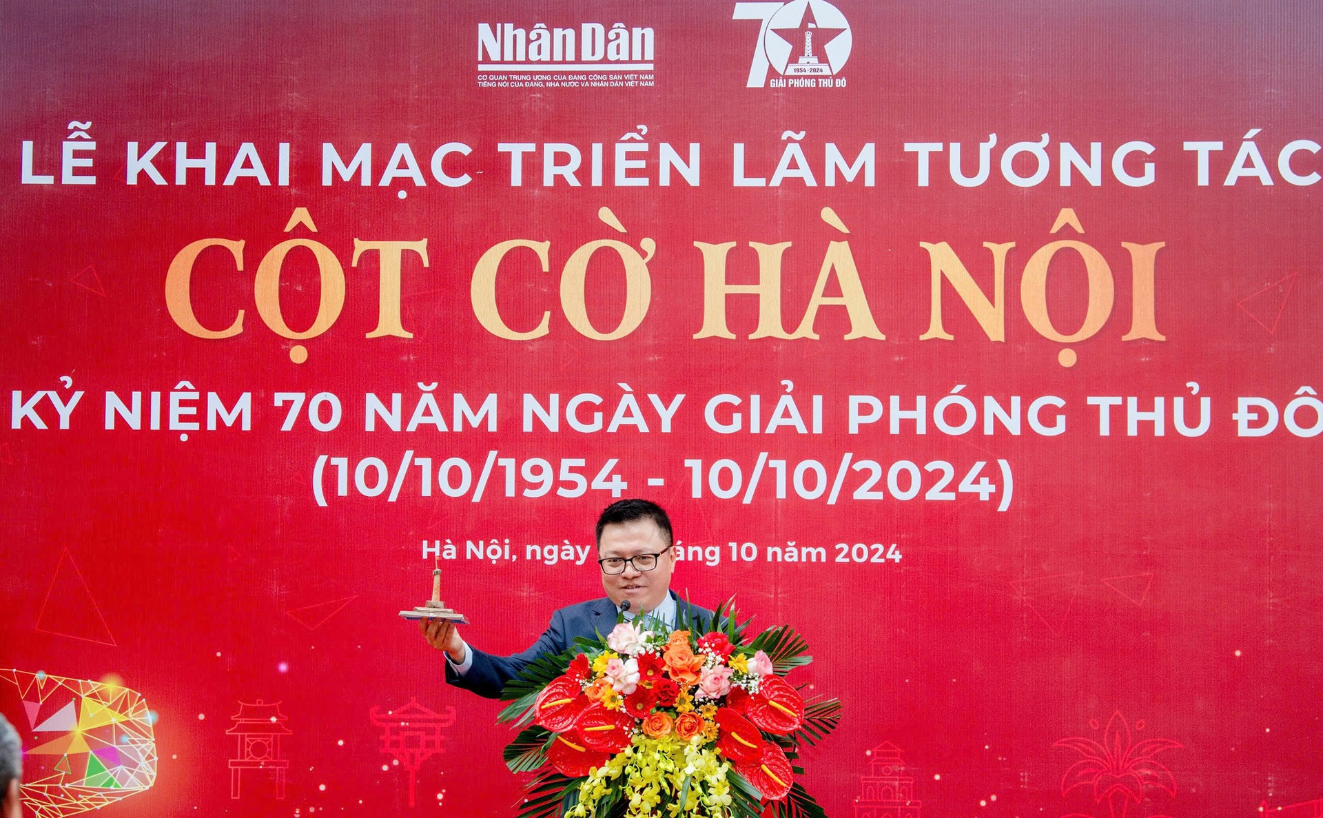 Chủ tịch Hà Nội trải nghiệm công nghệ tại triển lãm tương tác Cột cờ Hà Nội ảnh 2