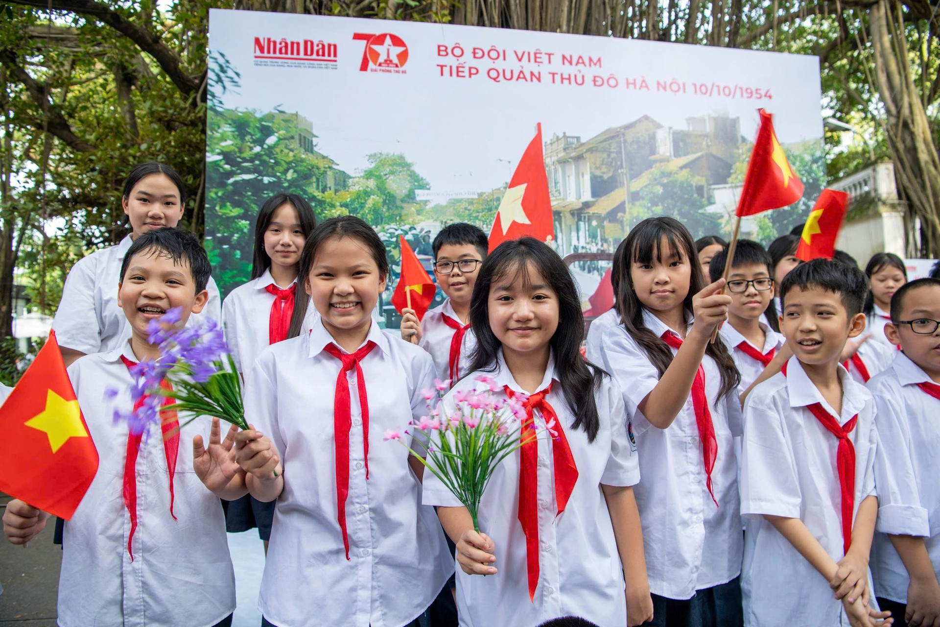 Chủ tịch Hà Nội trải nghiệm công nghệ tại triển lãm tương tác Cột cờ Hà Nội ảnh 9