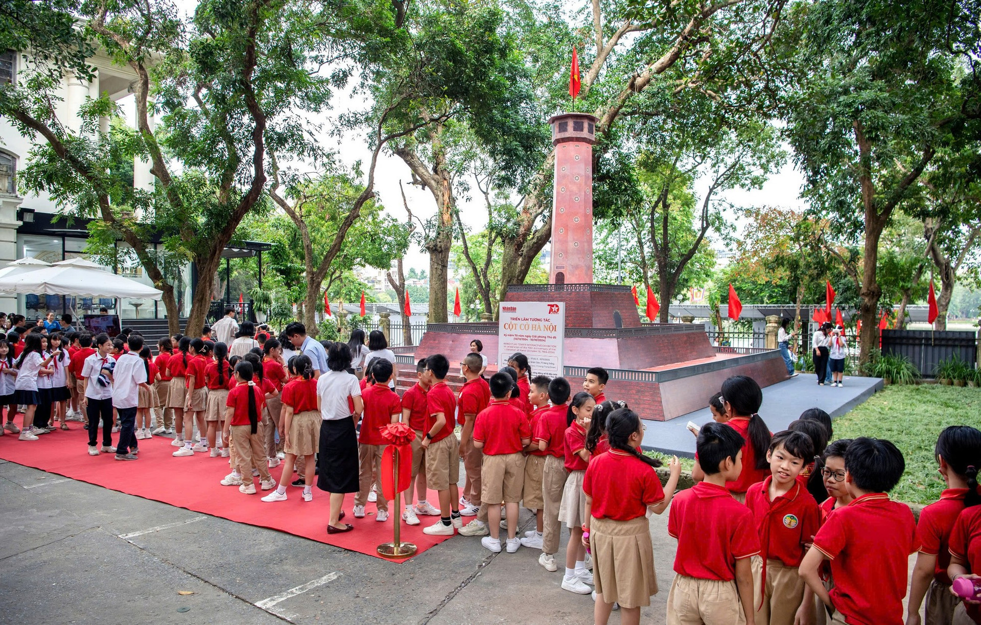 Chủ tịch Hà Nội trải nghiệm công nghệ tại triển lãm tương tác Cột cờ Hà Nội ảnh 11