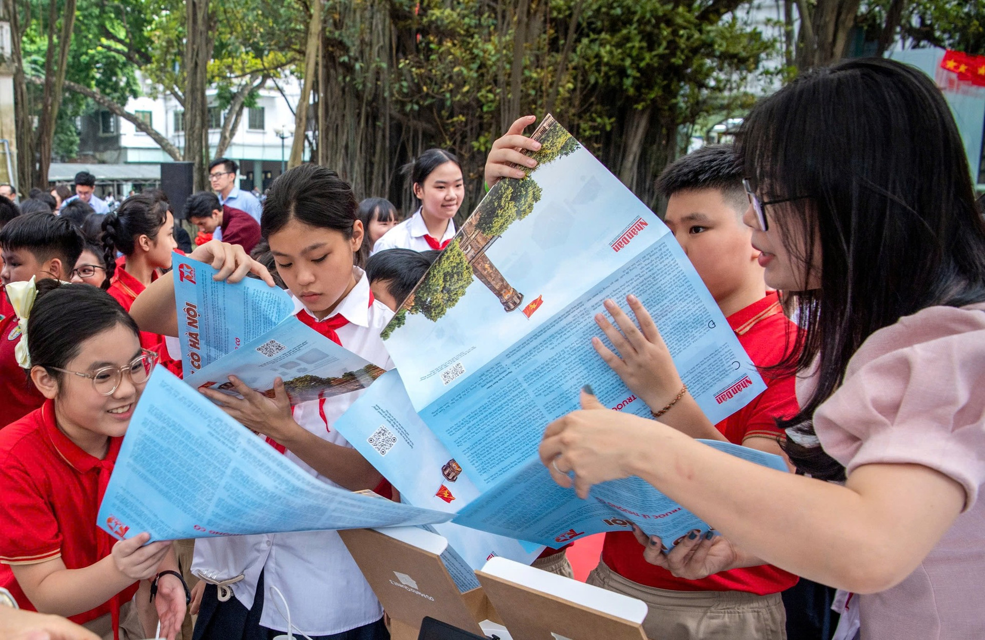 Chủ tịch Hà Nội trải nghiệm công nghệ tại triển lãm tương tác Cột cờ Hà Nội ảnh 7