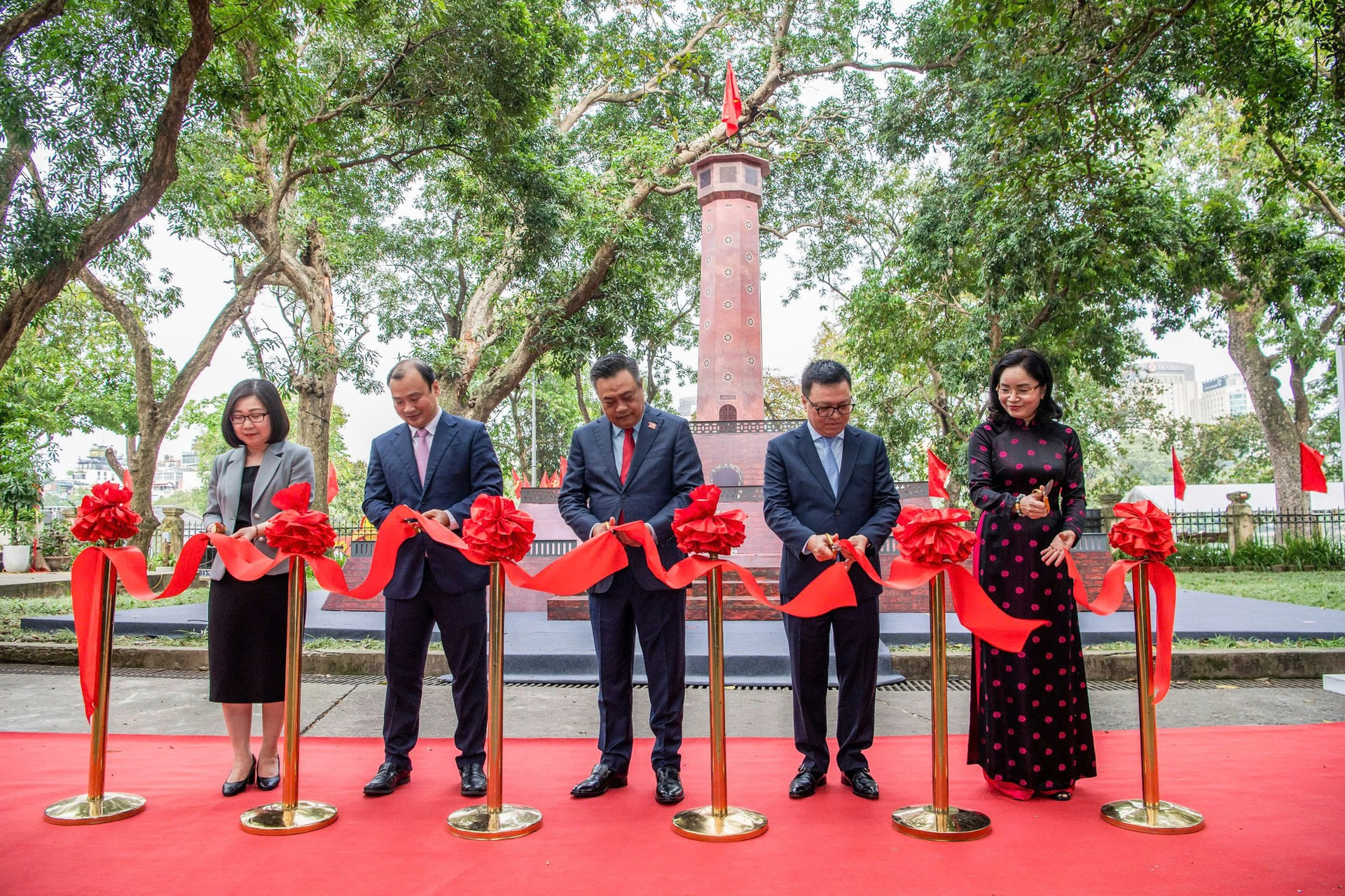 Chủ tịch Hà Nội trải nghiệm công nghệ tại triển lãm tương tác Cột cờ Hà Nội ảnh 1