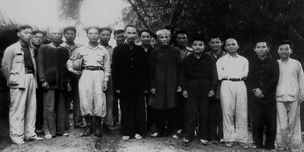 Hình 1. Chính phủ kháng chiến trong lễ phong quân hàm cho Đại tướng Võ Nguyên Giáp năm 1948.jpg