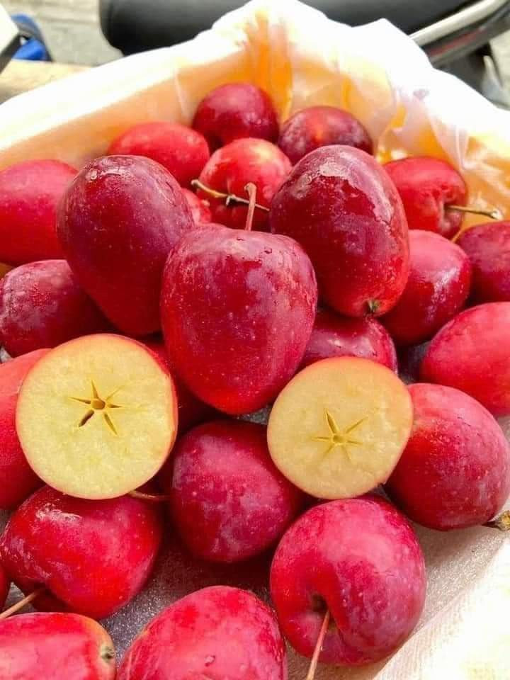 Táo cherry có vỏ đỏ, bắt mắt giống quả cherry.