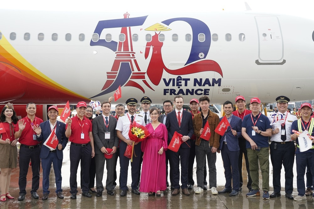 Tàu bay mang biểu tượng kỷ niệm 50 năm quan hệ ngoại giao Việt Nam – Pháp đã về tới TP. Hồ Chí Minh