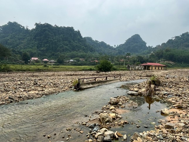 Nước suối đổi dòng, xoá đường vào một bản ở Thanh Hóa ảnh 1