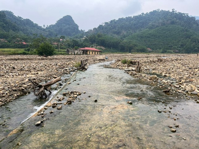 Nước suối đổi dòng, xoá đường vào một bản ở Thanh Hóa ảnh 5