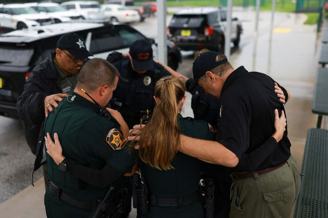 [CẬP NHẬT] Ít nhất hai người thiệt mạng khi siêu bão Milton đổ bộ vào Florida ảnh 7