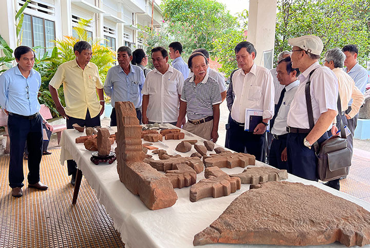 Hiện vật đá, đất nung mới phát hiện từ phế tích Đại Hữu, Bình Định. Ảnh: Xuân Nhàn/Báo Lao động