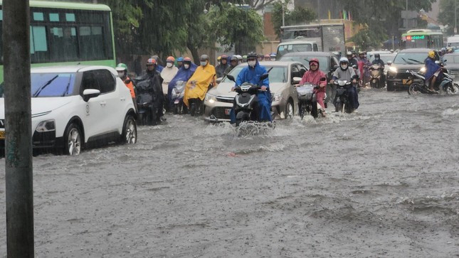 TPHCM và Nam bộ tiếp tục đón mưa lớn vào cuối tuần ảnh 1