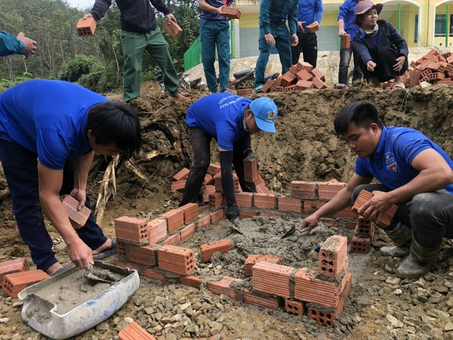 Thủ lĩnh 'biệt đội' thợ xây lan tỏa sống đẹp trên vùng biên giới Việt-Lào ảnh 4