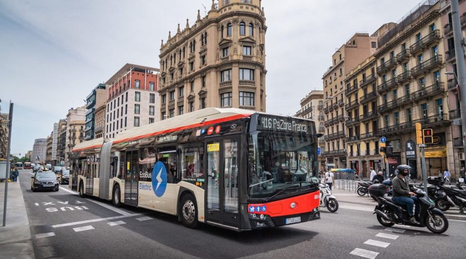 Barcelona là thành phố đầu tiên mở rộng công nghệ phanh tái tạo của tàu điện ngầm sang lĩnh vực sạc xe điện. Ảnh: Chariot Motors