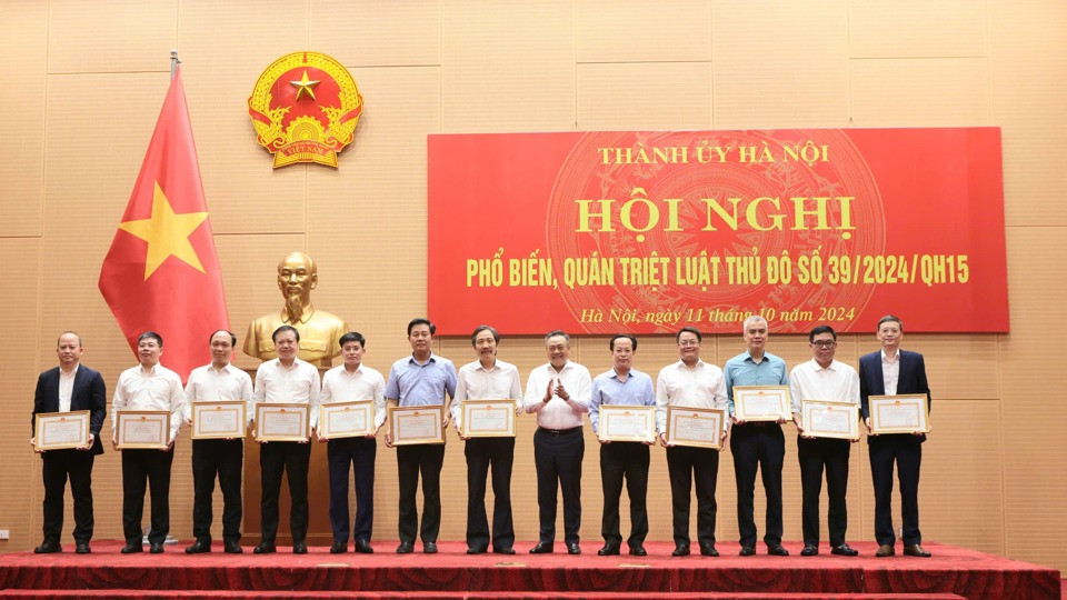 Lãnh đạo TP Hà Nội trao tặng Bằng khen cho các tập thể, cá nhân có thành tích xuất sắc trong công tác xây dựng, ban hành Luật Thủ đô năm 2024