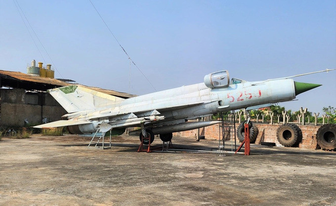 Chiếc máy bay MiG 21 này được ông Dương Văn Đôn mua lại từ Bộ Quốc phòng. Trước khi đưa về đây trưng bày, chiếc máy bay vẫn còn hoạt động được, tuy nhiên do hết niên hạn sử dụng nên Bộ Quốc phòng nhượng lại để phục vụ trưng bày. Ảnh: Báo Dân Trí