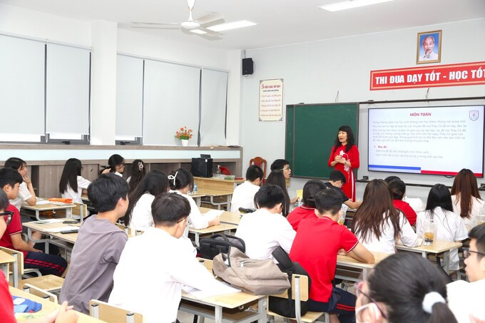 Trên thực tế, vẫn còn nhiều trường hợp học sinh lạm dụng việc sử dụng điện thoại di động, dẫn đến những bất cập trong việc giảng dạy và học tập. Ảnh minh họa