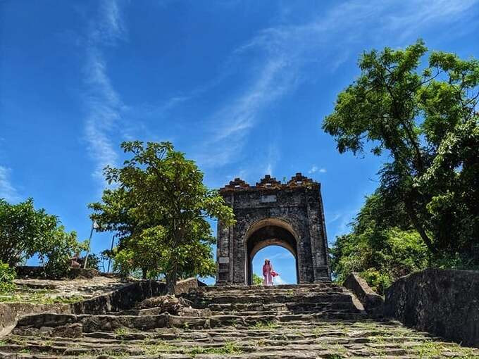 Hoành Sơn Quan - Cổng trời trên đỉnh Đèo Ngang (Ảnh: Sưu tầm)