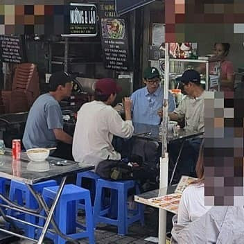 'MC quốc dân' Yoo Jae Suk và dàn sao Hàn ăn phở, dạo phố Hà Nội ảnh 3