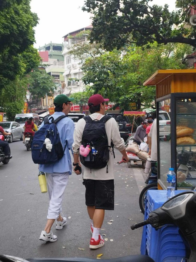 'MC quốc dân' Yoo Jae Suk và dàn sao Hàn ăn phở, dạo phố Hà Nội ảnh 4