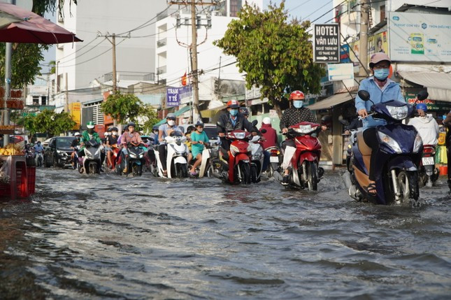 TPHCM sắp đón đỉnh triều cường vượt báo động 3 ảnh 1