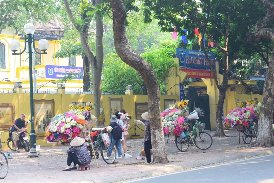 Đường Phan Đình Phùng nổi tiếng với những chiếc xe hoa đặc trưng. Ảnh: Thuỳ Dương 