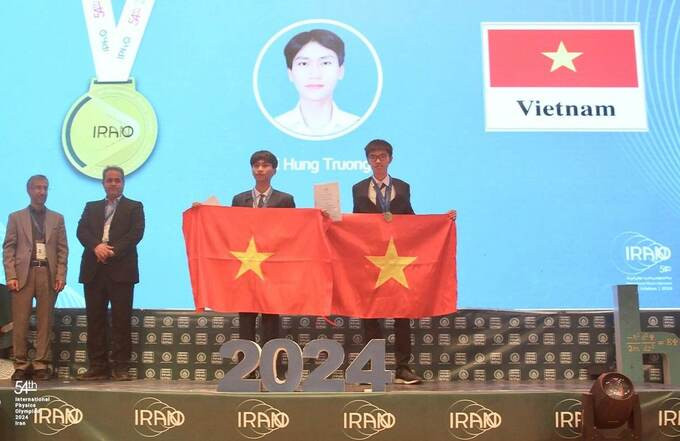 Hai học sinh Việt Nam đoạt huy chương vàng Olympic Vật lý quốc tế 2024 - Ảnh: IPhO