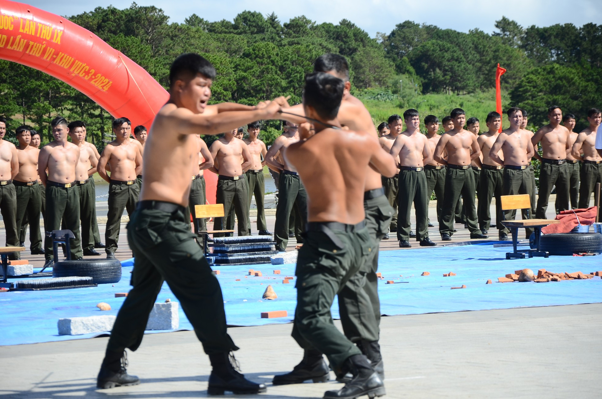 Mãn nhãn màn biểu diễn võ thuật, chống bạo động tại Quảng trường Đà Lạt ảnh 11