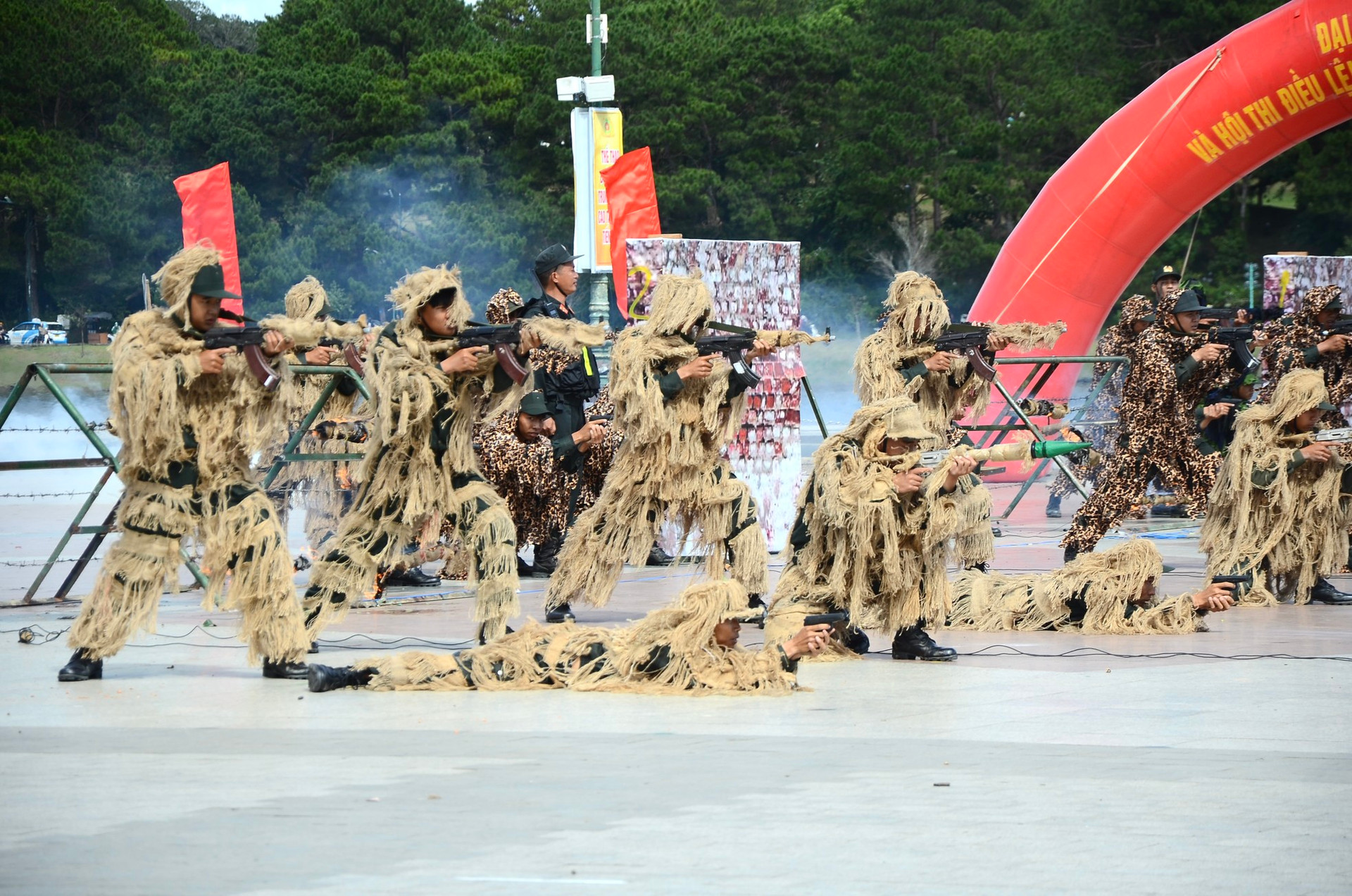 Mãn nhãn màn biểu diễn võ thuật, chống bạo động tại Quảng trường Đà Lạt ảnh 19