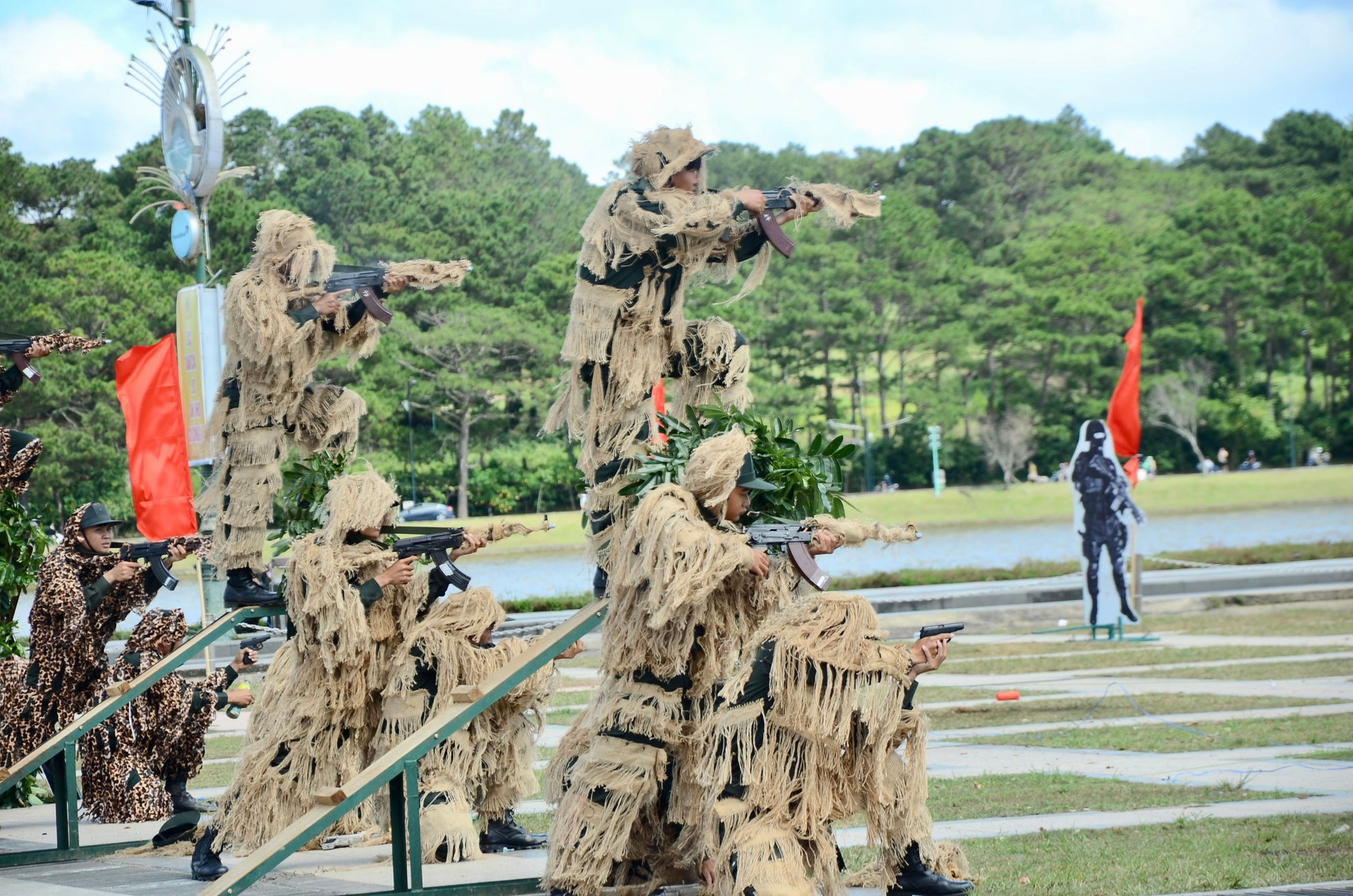 Mãn nhãn màn biểu diễn võ thuật, chống bạo động tại Quảng trường Đà Lạt ảnh 18