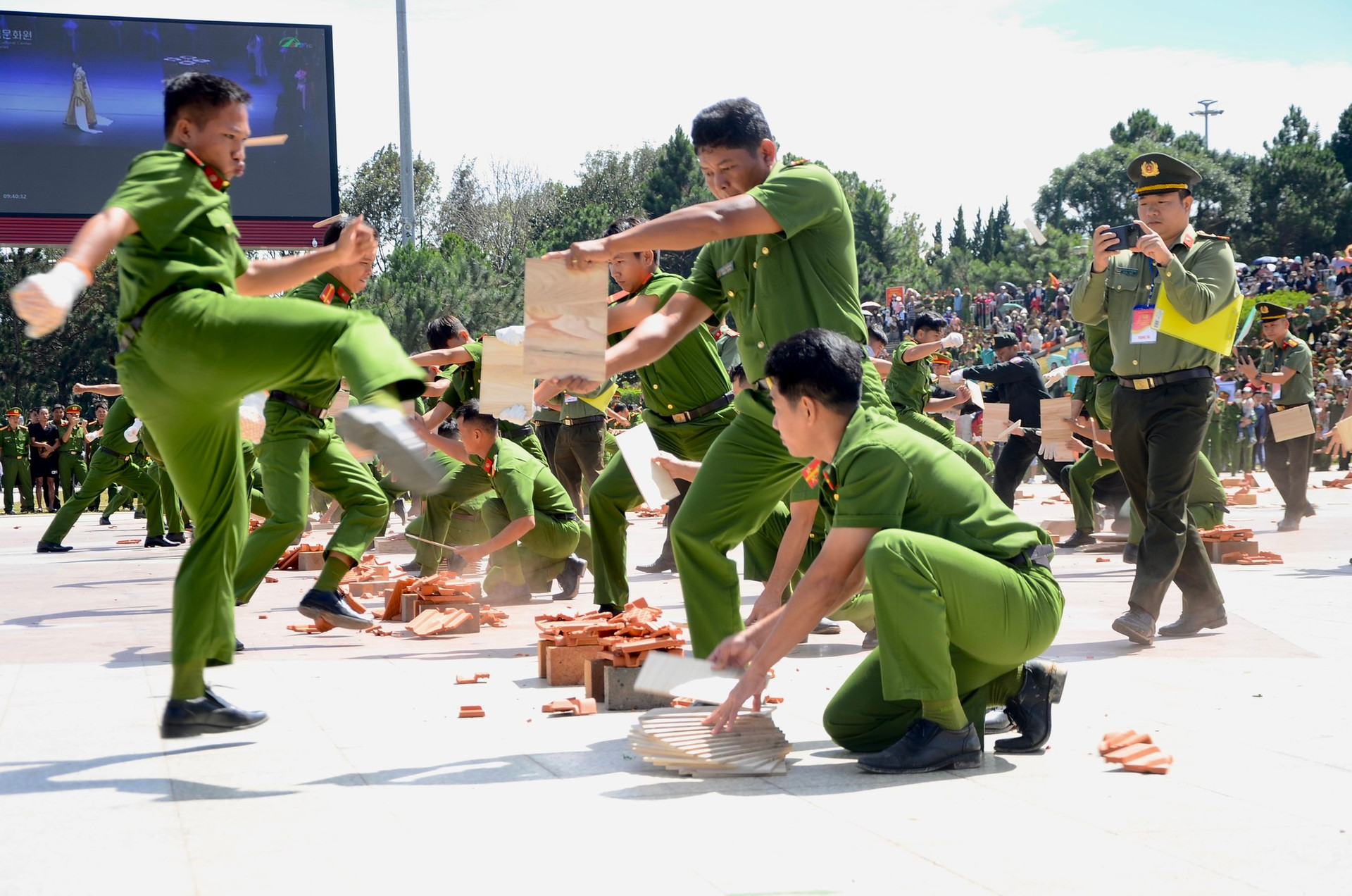 Mãn nhãn màn biểu diễn võ thuật, chống bạo động tại Quảng trường Đà Lạt ảnh 26