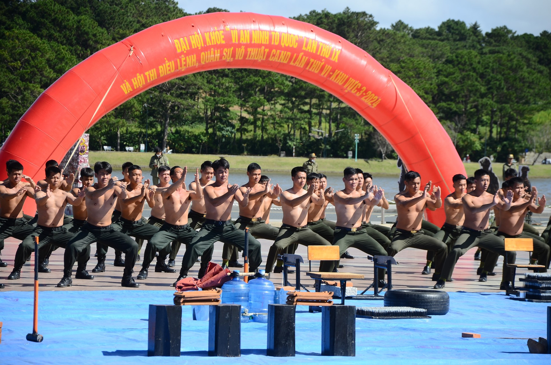 Mãn nhãn màn biểu diễn võ thuật, chống bạo động tại Quảng trường Đà Lạt ảnh 7