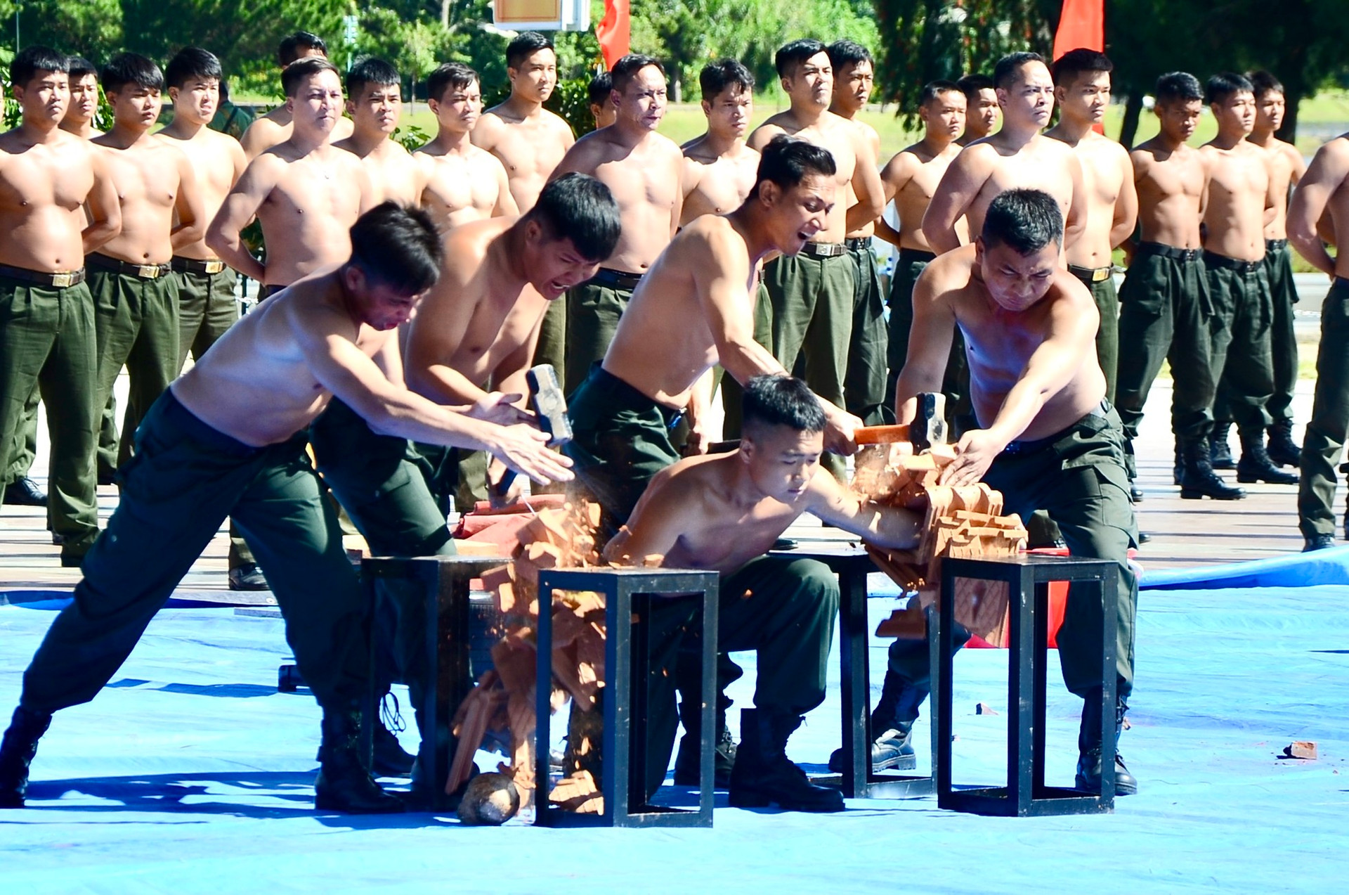 Mãn nhãn màn biểu diễn võ thuật, chống bạo động tại Quảng trường Đà Lạt ảnh 8