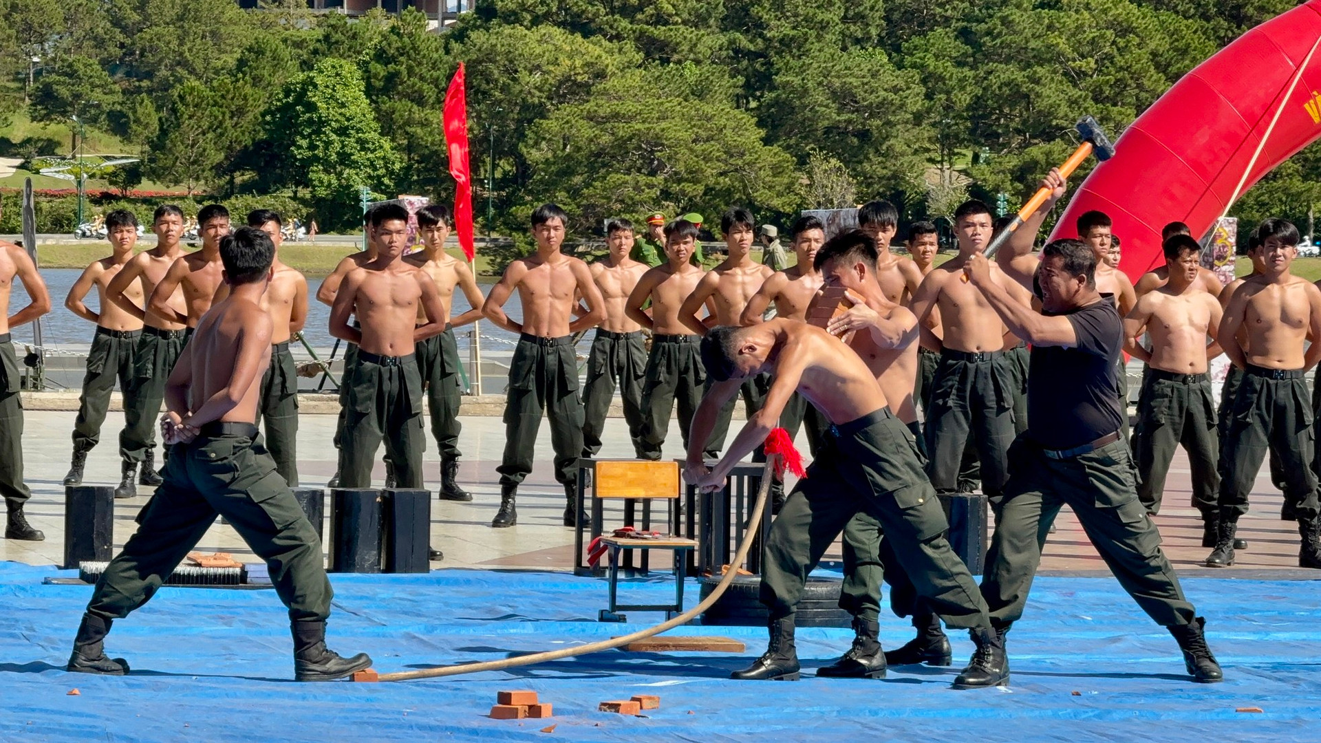 Mãn nhãn màn biểu diễn võ thuật, chống bạo động tại Quảng trường Đà Lạt ảnh 14