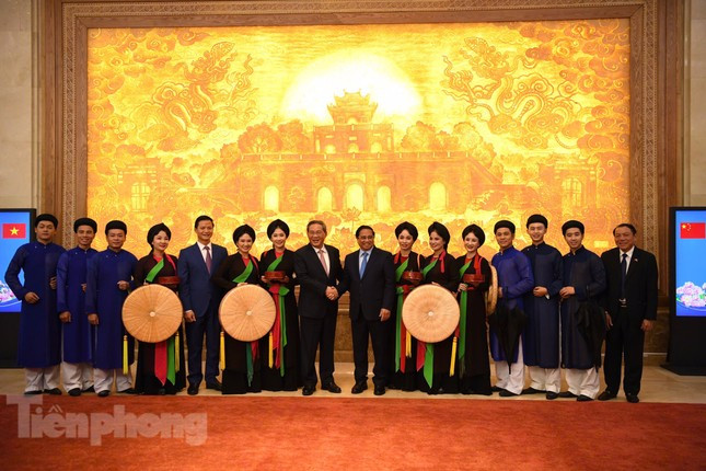 Thủ tướng Phạm Minh Chính cùng Thủ tướng Trung Quốc Lý Cường trải nghiệm làm tranh Đông Hồ ảnh 5