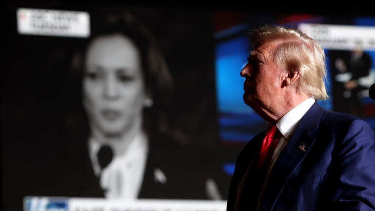 Ông Donald Trump trình chiếu video có hình ảnh bà Kamala Harris trong một cuộc vận động tranh cử ở Las Vegas, Nevada, ngày 13/9/2024. Ảnh: Getty