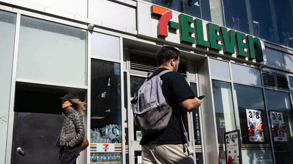 7-Eleven đóng cửa hơn 400 địa điểm, đứng trước nguy cơ bị thâu tóm: Chuyện gì đang xảy ra? - ảnh 1